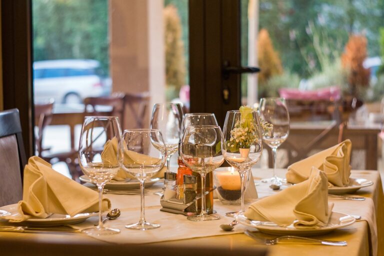 restaurant-table-setting-table-449952.jpg